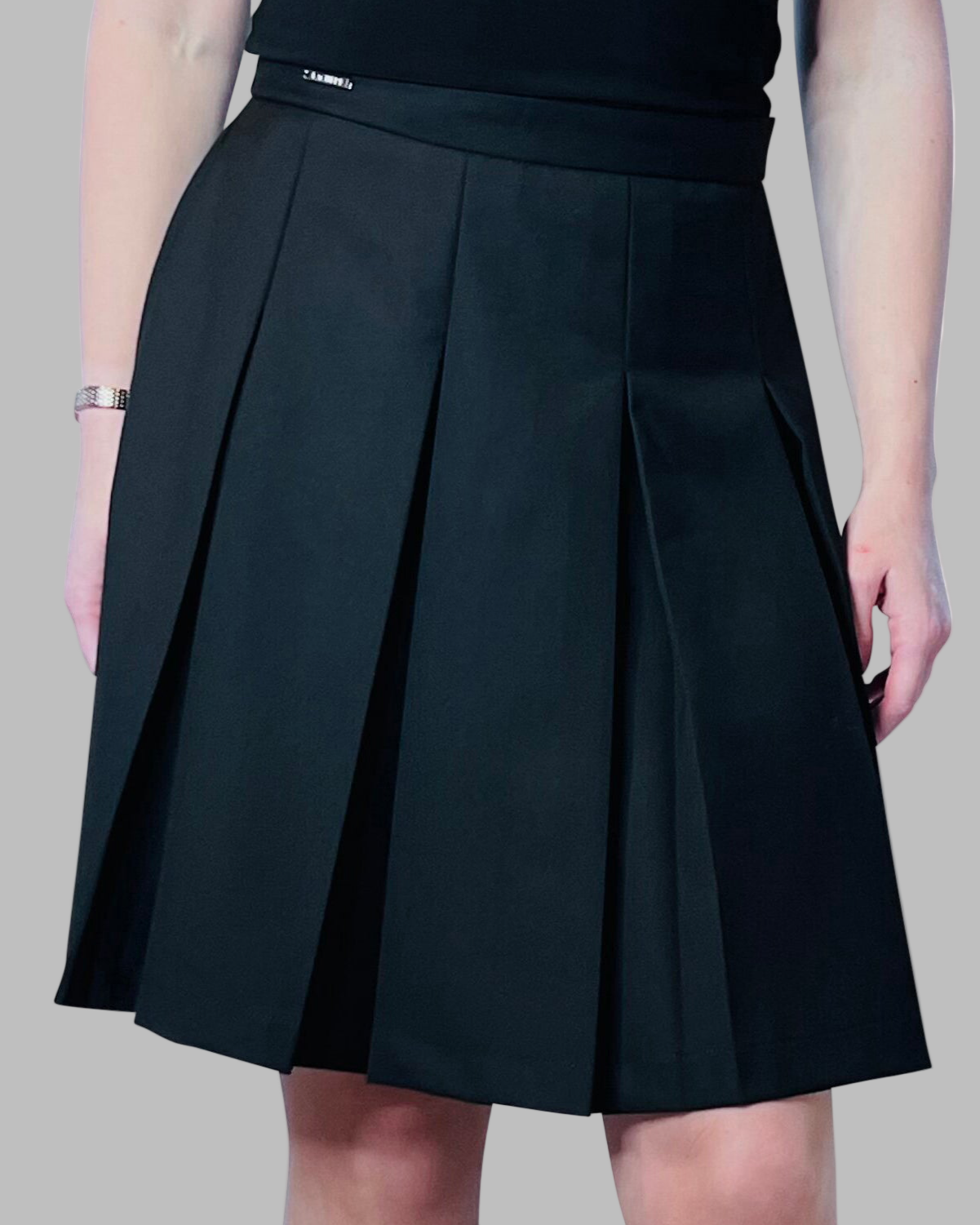 Ladies black knee length pleated skirt online